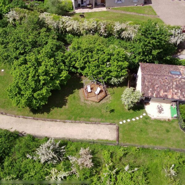 Vue aérienne du jardin et de la maison