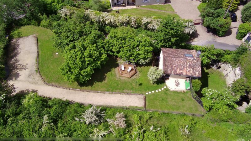 Vue aérienne du jardin et de la maison