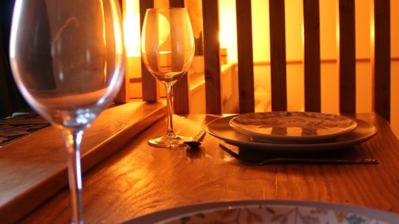 Table dressé avec des verres à pied et assiettes