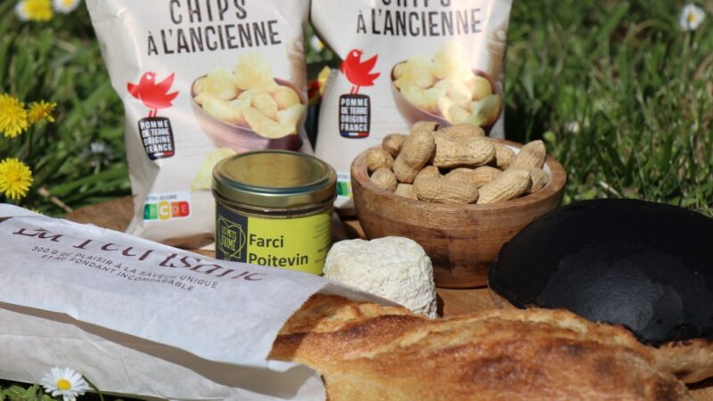 Farci poitevin, tourteau fromager, crottin de chèvre, chips et cacahuètes composent la base de la planche